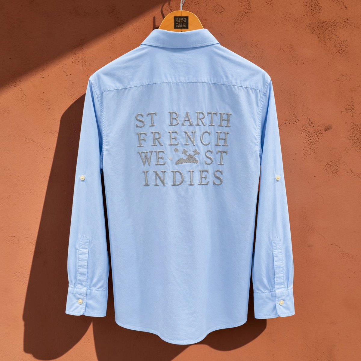 Chemise St Barth French West Indies bleu clair en coton avec broderie au dos, vue arrière sur cintre