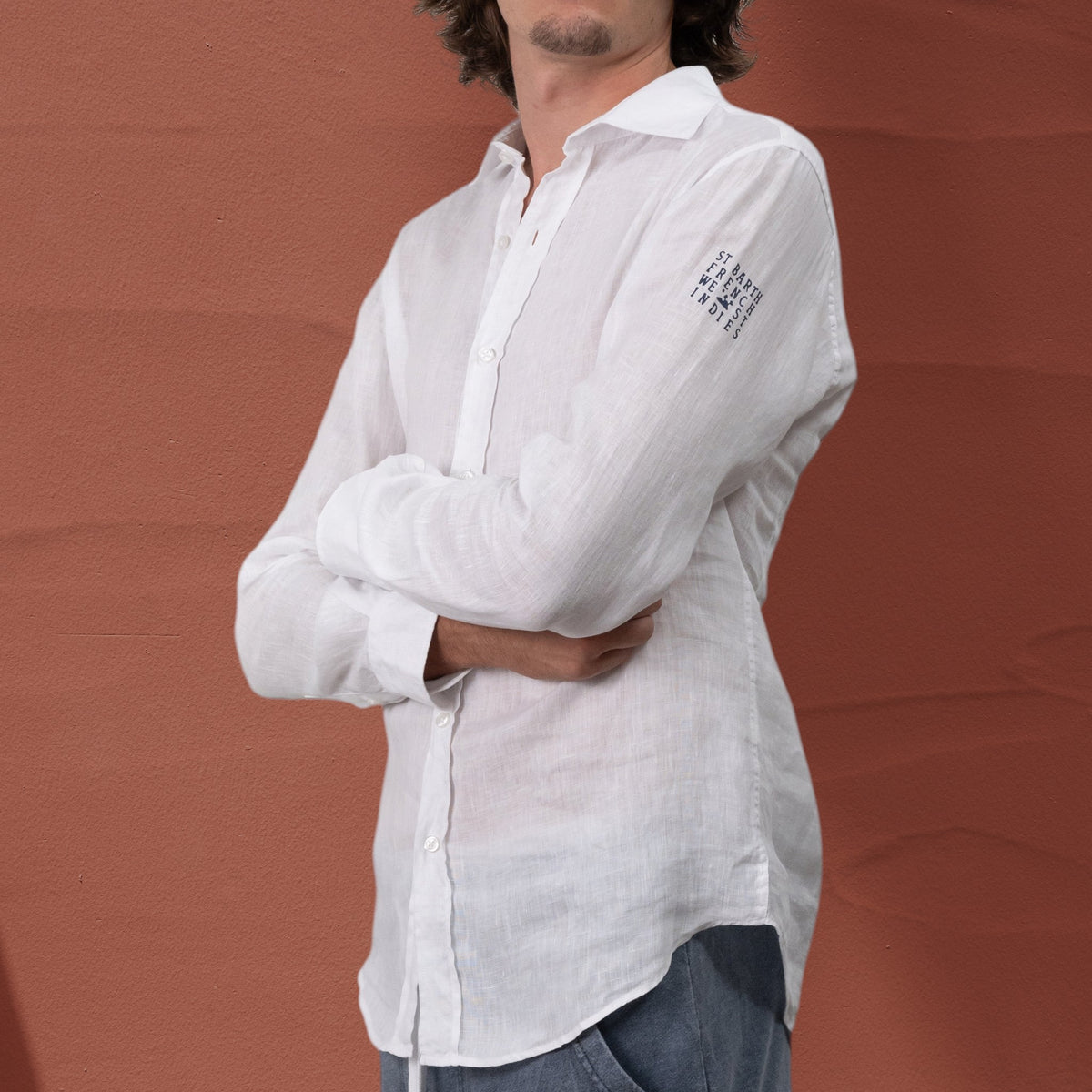 Chemise St Barth French West Indies en lin blanc avec logo imprimé sur la manche, portée par un homme