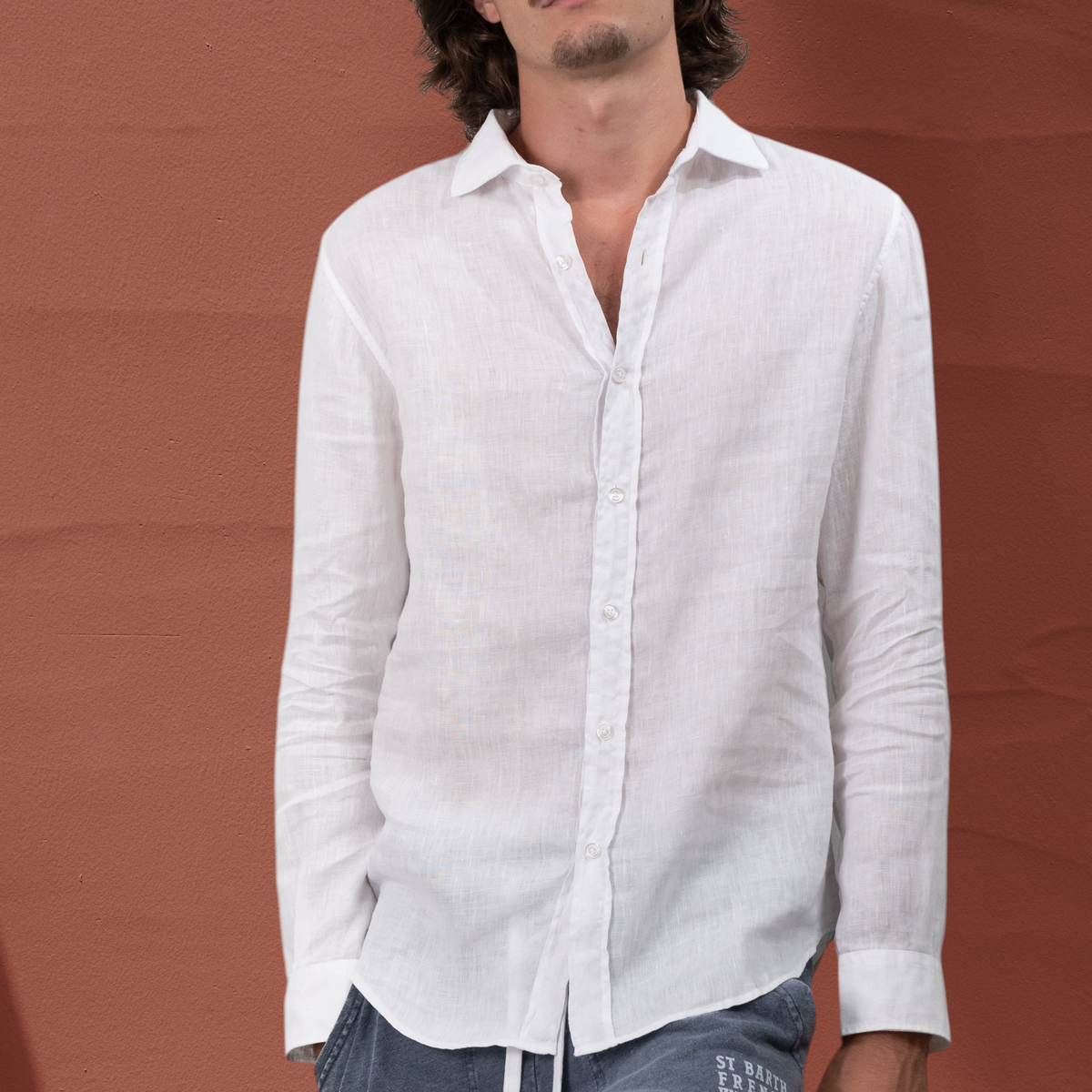 Chemise en lin blanc St Barth French West Indies avec col classique et logo imprimé sur la manche gauche