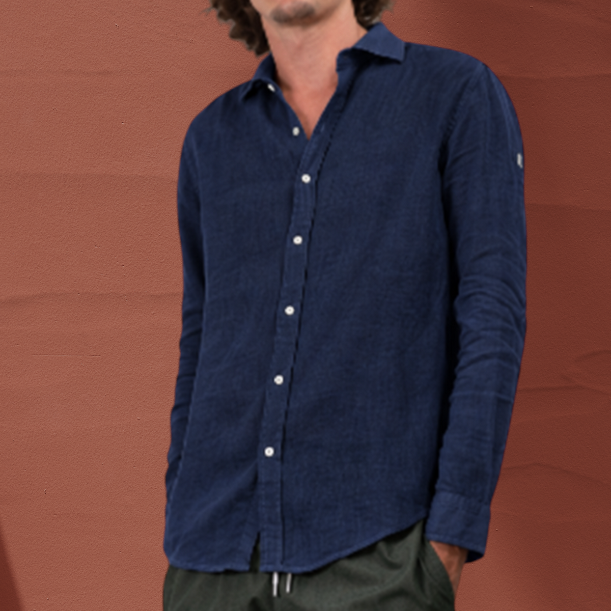 Chemise St Barth French West Indies en lin bleu marine à manches longues avec boutons blancs et logo sur la manche