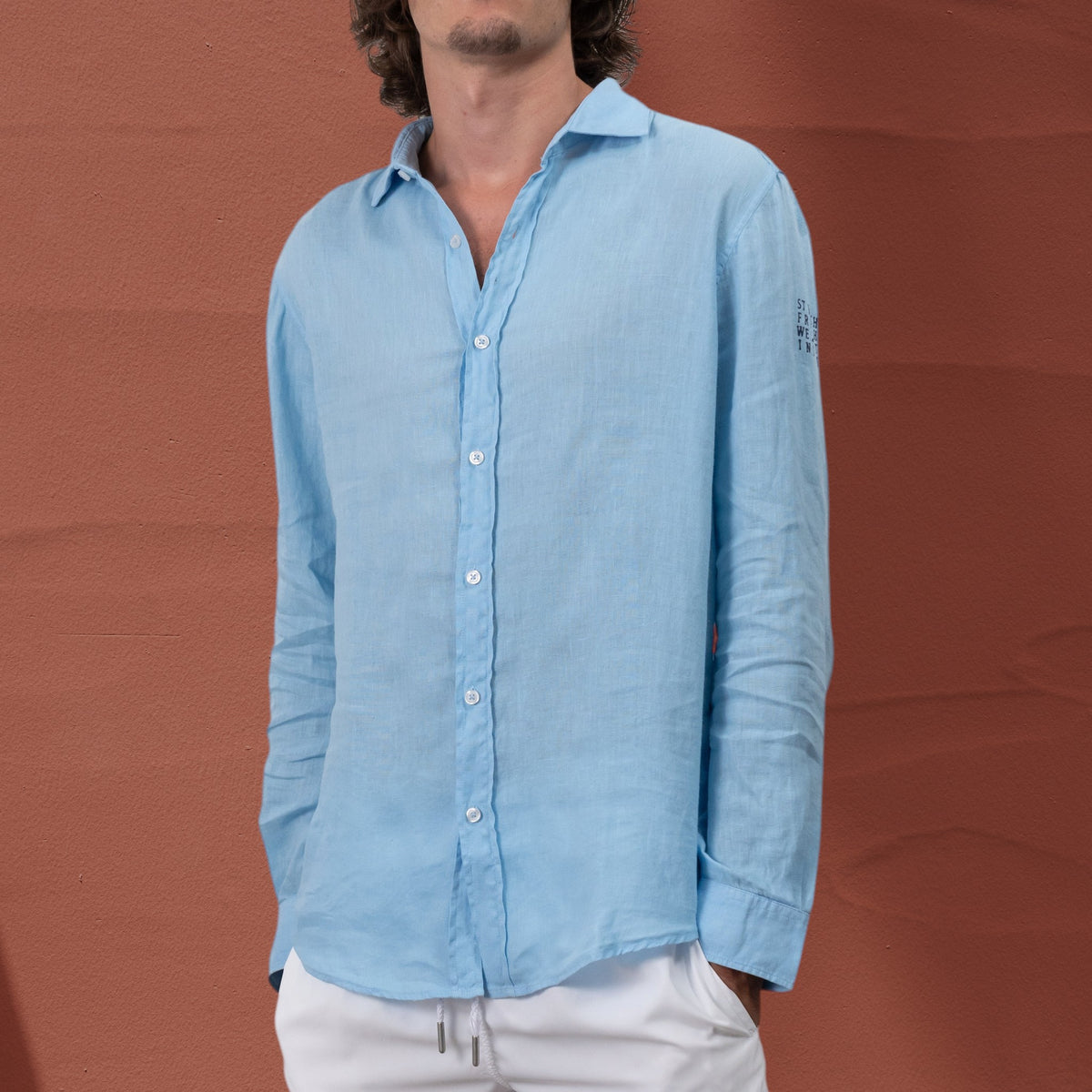 Chemise en lin bleu clair St Barth French West Indies avec logo discret sur la manche pour un style décontracté