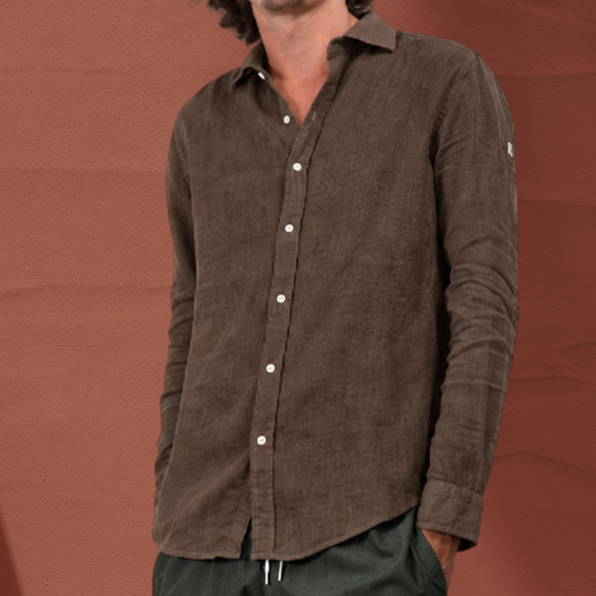 Chemise en lin marron St Barth French West Indies avec manches longues et boutons, style décontracté et élégant.