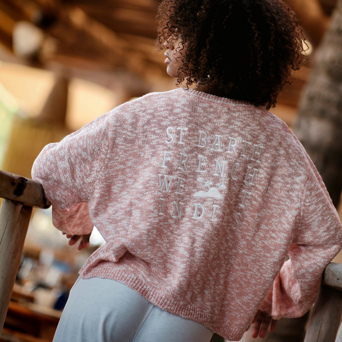 Pull court St Barth French West Indies rose en maille chinée avec broderie logo au dos et col en V