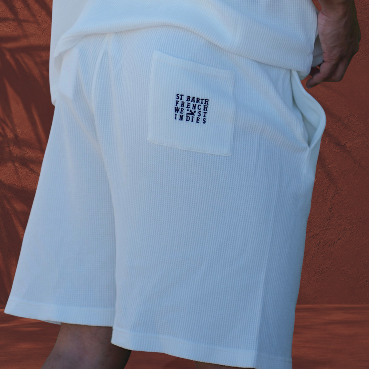 Short Havana blanc en coton texturé avec poche arrière brodée du logo St Barth French West Indies