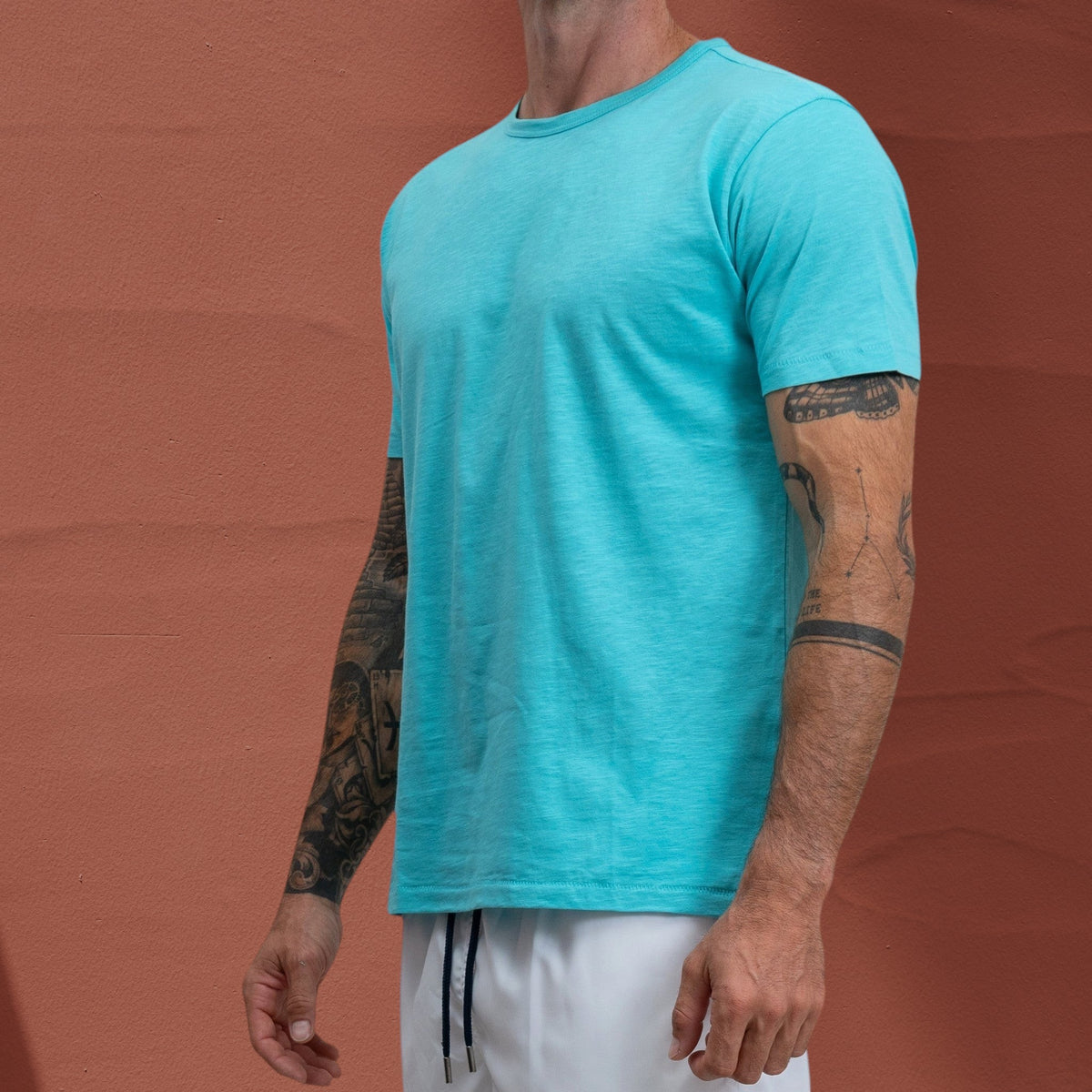 T-shirt Jasper St Barth French West Indies en coton flammé bleu turquoise, coupe décontractée, vue de profil