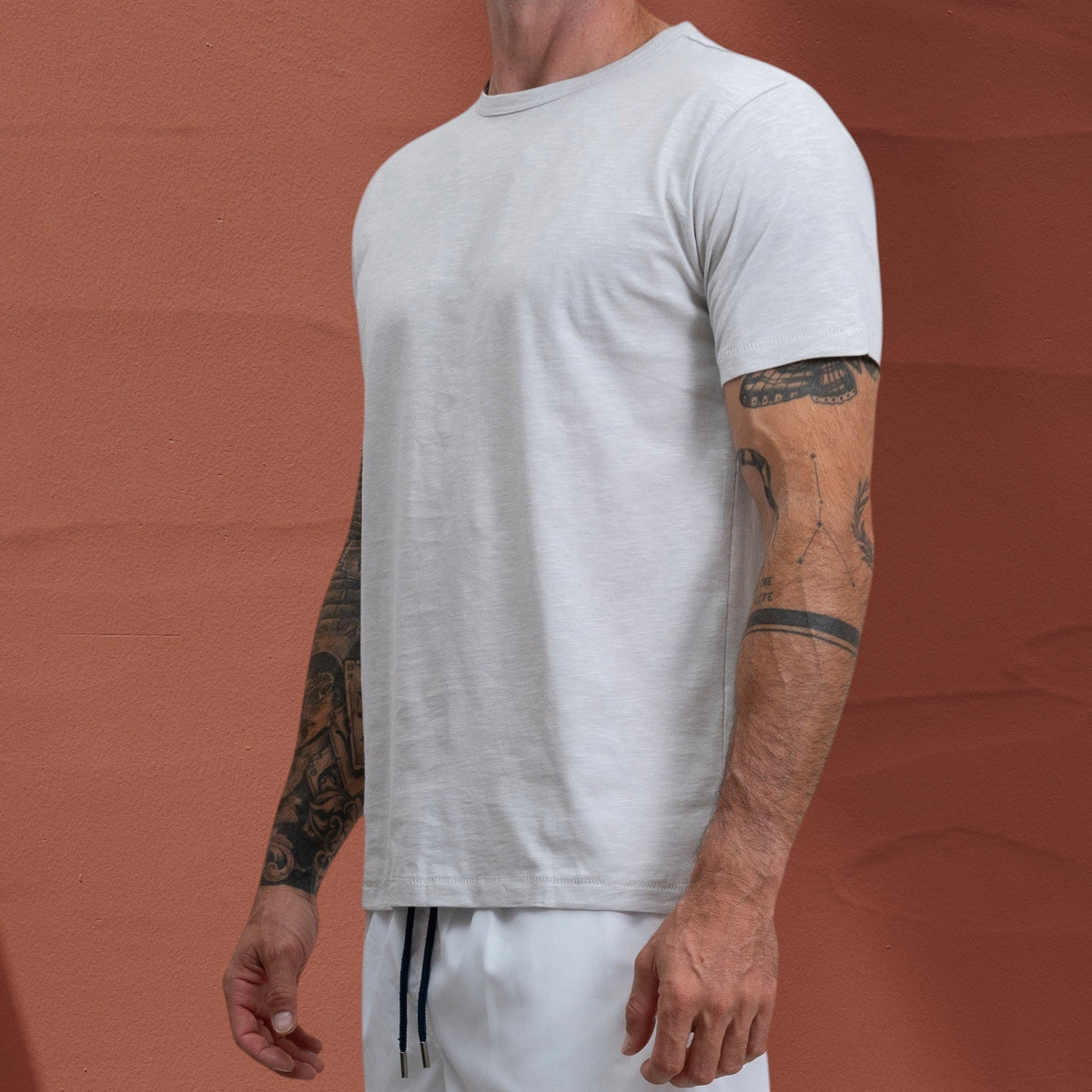 T-shirt Jasper St Barth French West Indies en coton flammé gris clair, coupe décontractée, vue de profil
