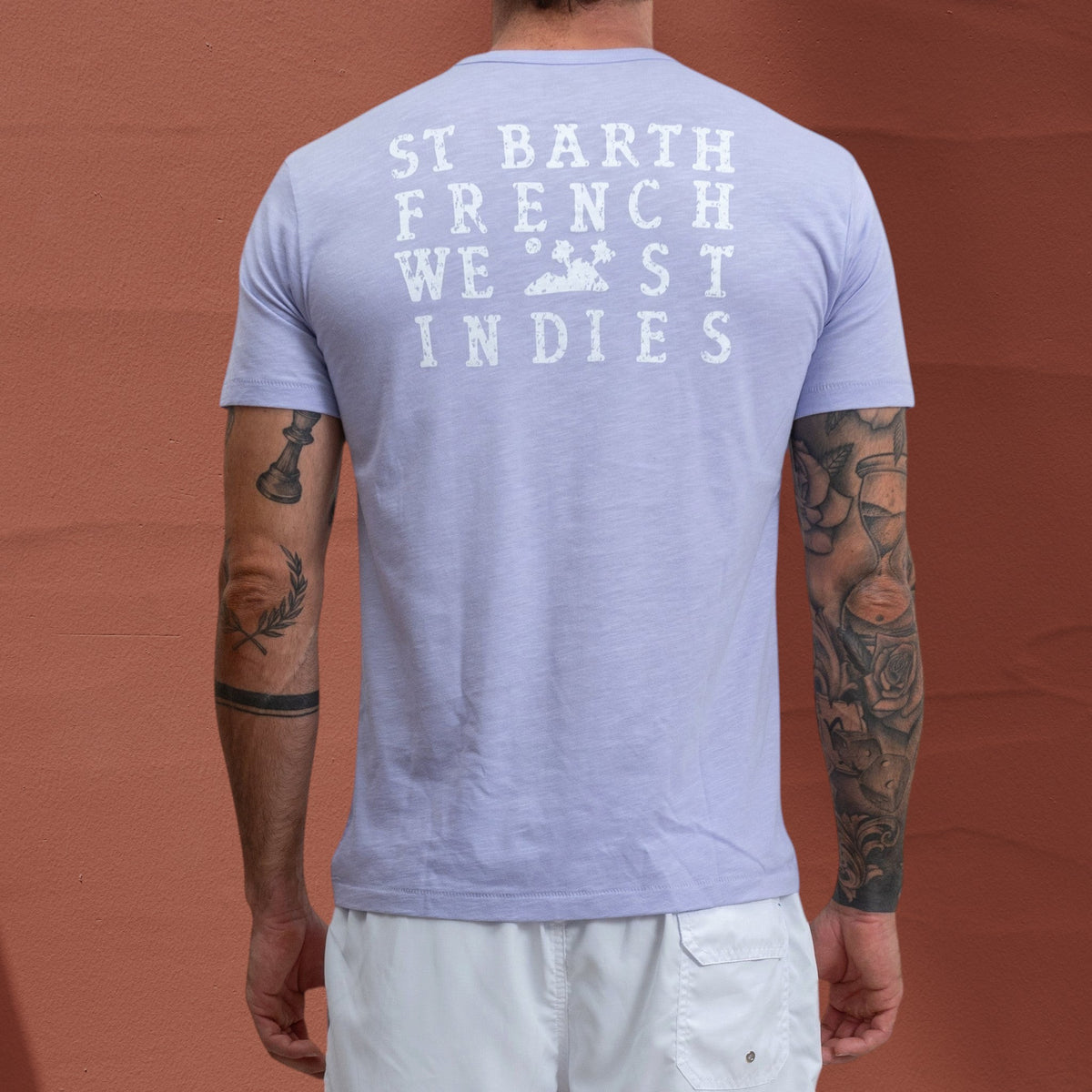 T-shirt Jasper St Barth French West Indies en coton flammé lilas avec logo imprimé au dos porté par un homme