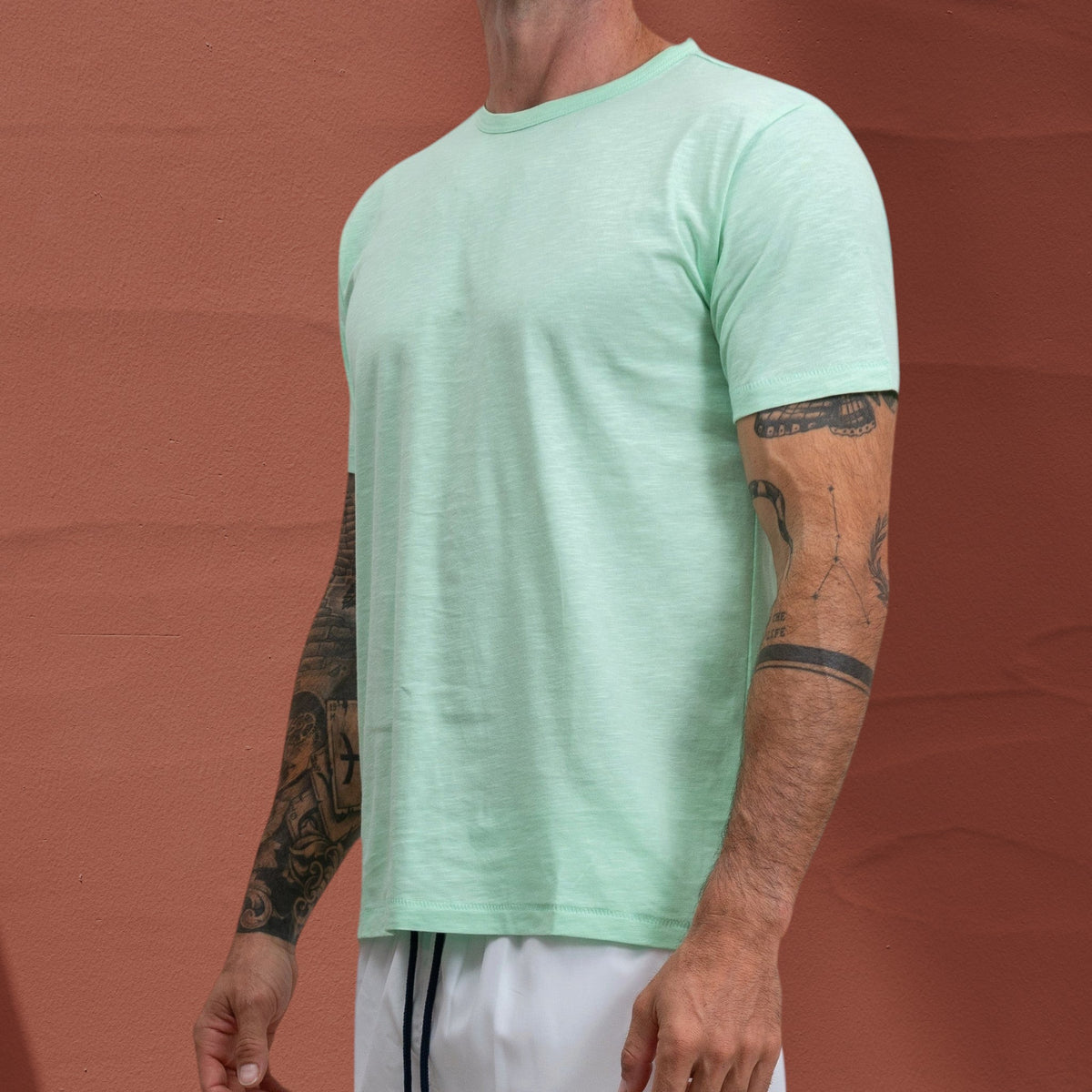 T-shirt Jasper St Barth French West Indies en coton flammé vert menthe porté par un homme tatoué