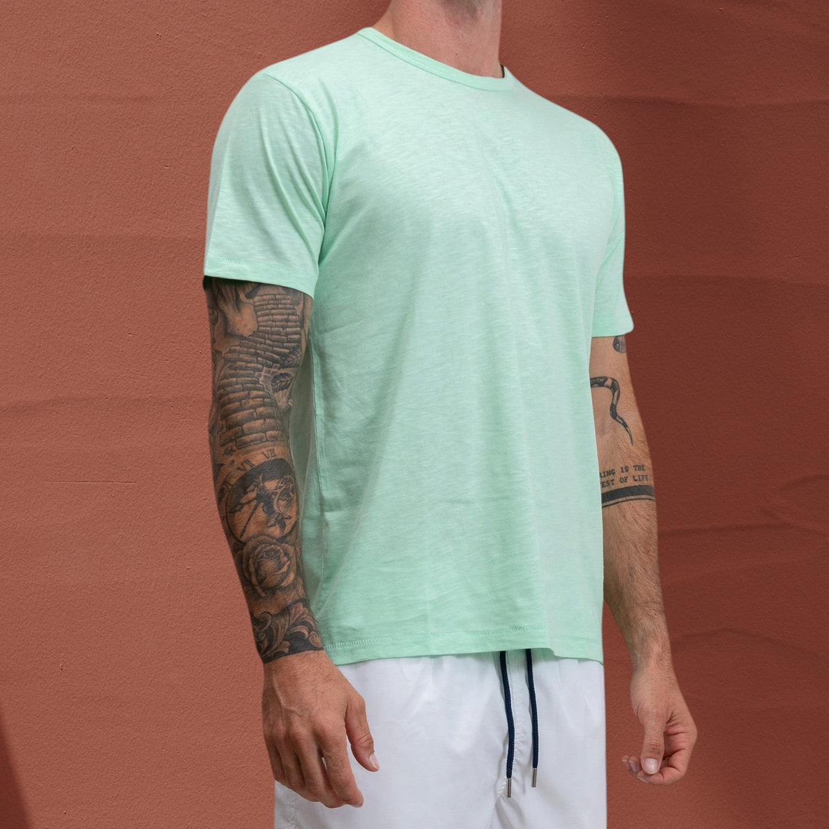 T-shirt Jasper St Barth French West Indies en coton flammé vert menthe porté par un homme tatoué