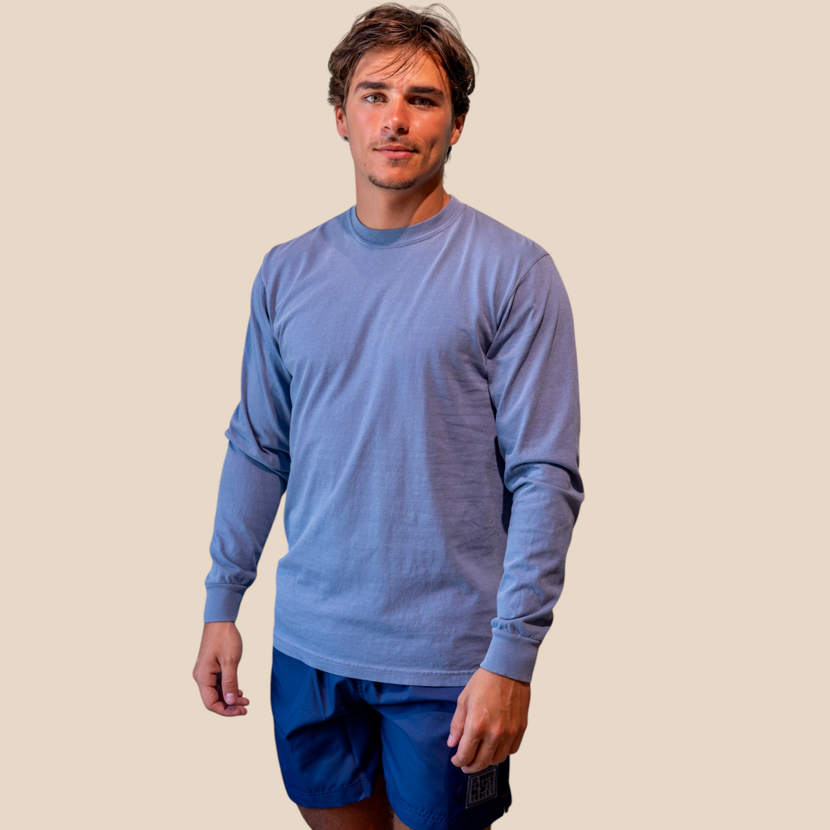 Homme portant un t-shirt à manches longues bleu St Barth French West Indies en coton décontracté
