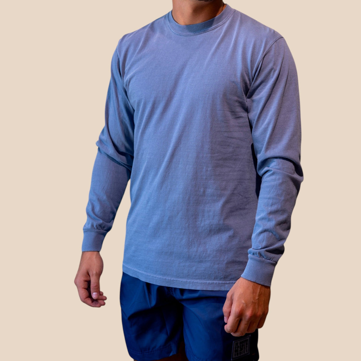 Homme portant un t-shirt à manches longues bleu St Barth French West Indies en coton décontracté