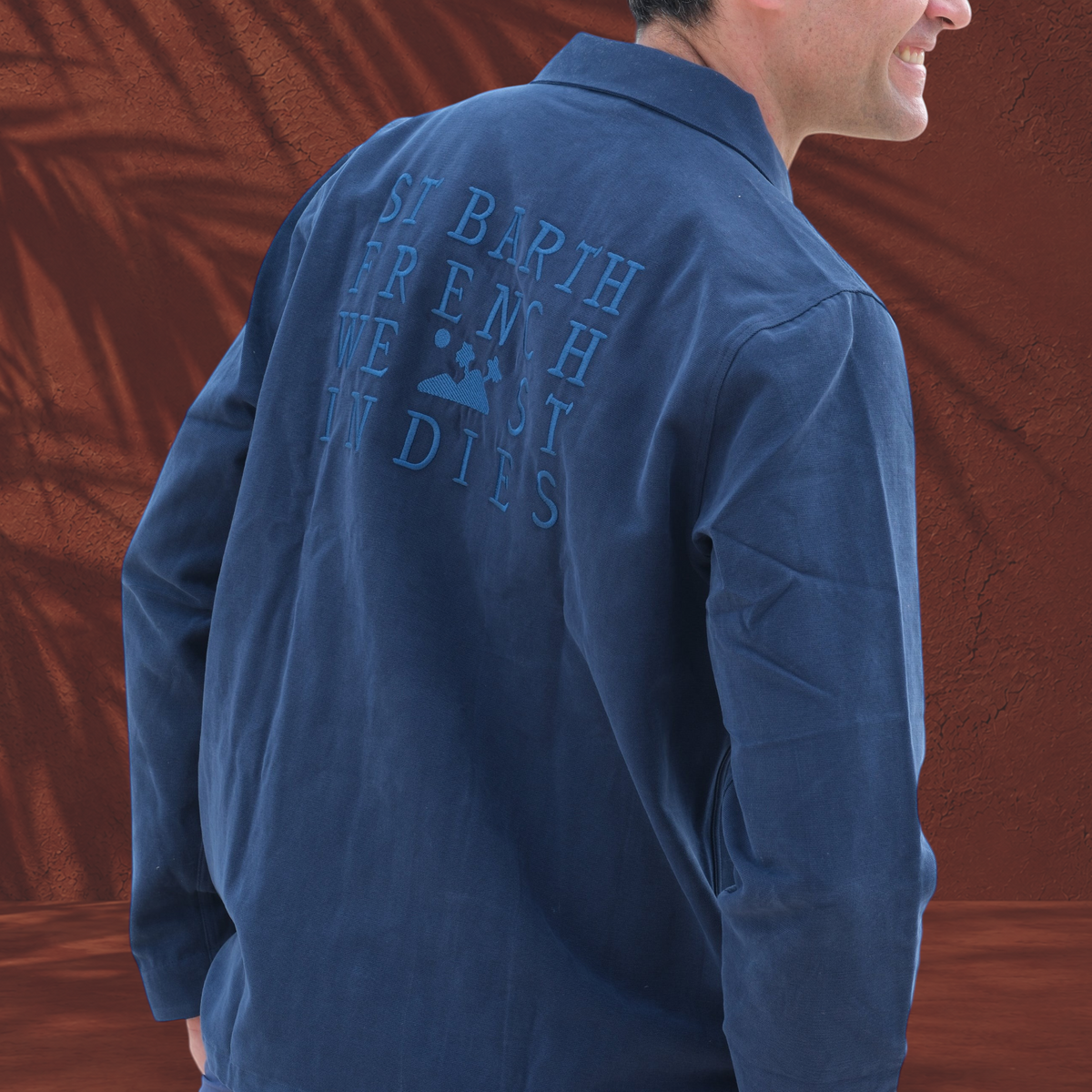 Veste Jules St Barth French West Indies en sergé de coton bleu avec broderie au dos portée par un homme