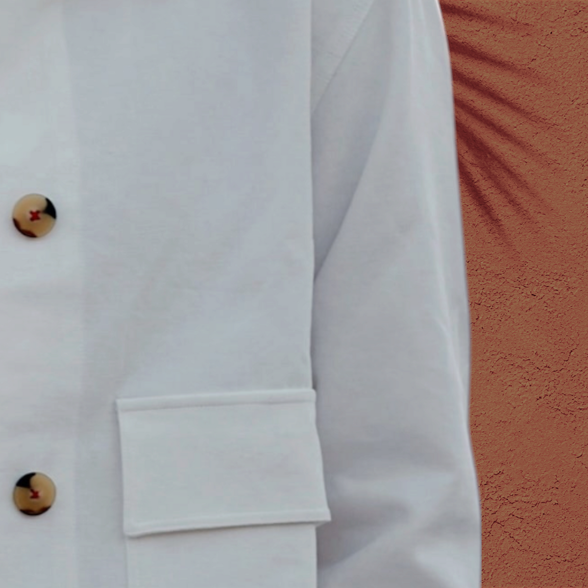 Veste courte St Barth French West Indies en sergé de coton blanc avec poches plaquées et boutons contrastés